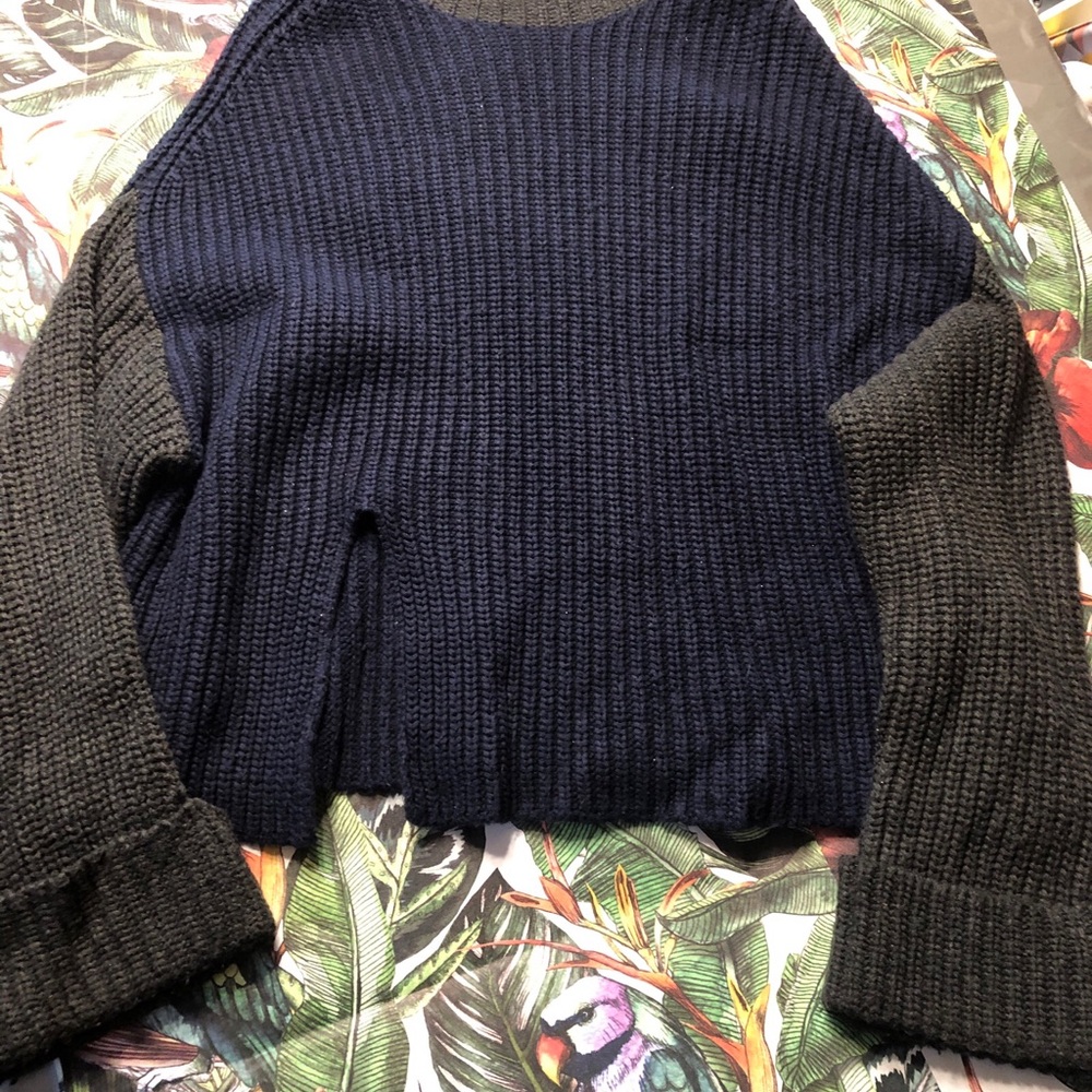Victor Alfaro Women’s cropped oversized Knit Sweater — Navy and Dark Gray
